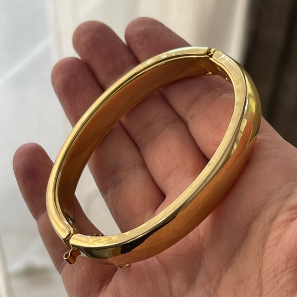 Gold tone oval hinged bangle bracelet - Picture 3 of 5